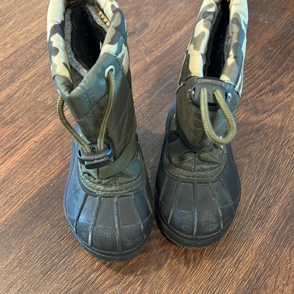 Columbia kids snow boots, size 8. Camo print. - Picture 4 of 4